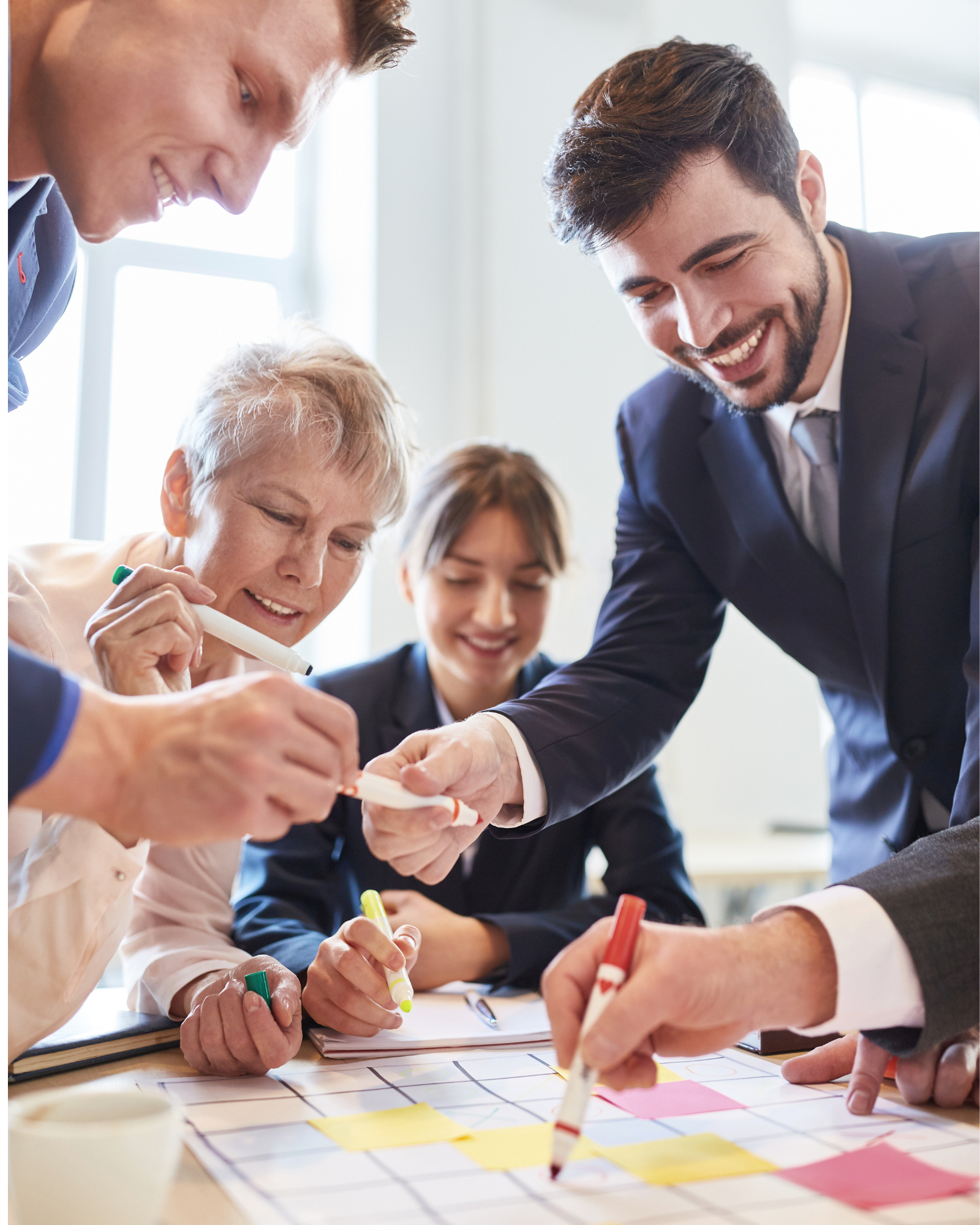 Equipo diseñando soluciones de manera colaborativa